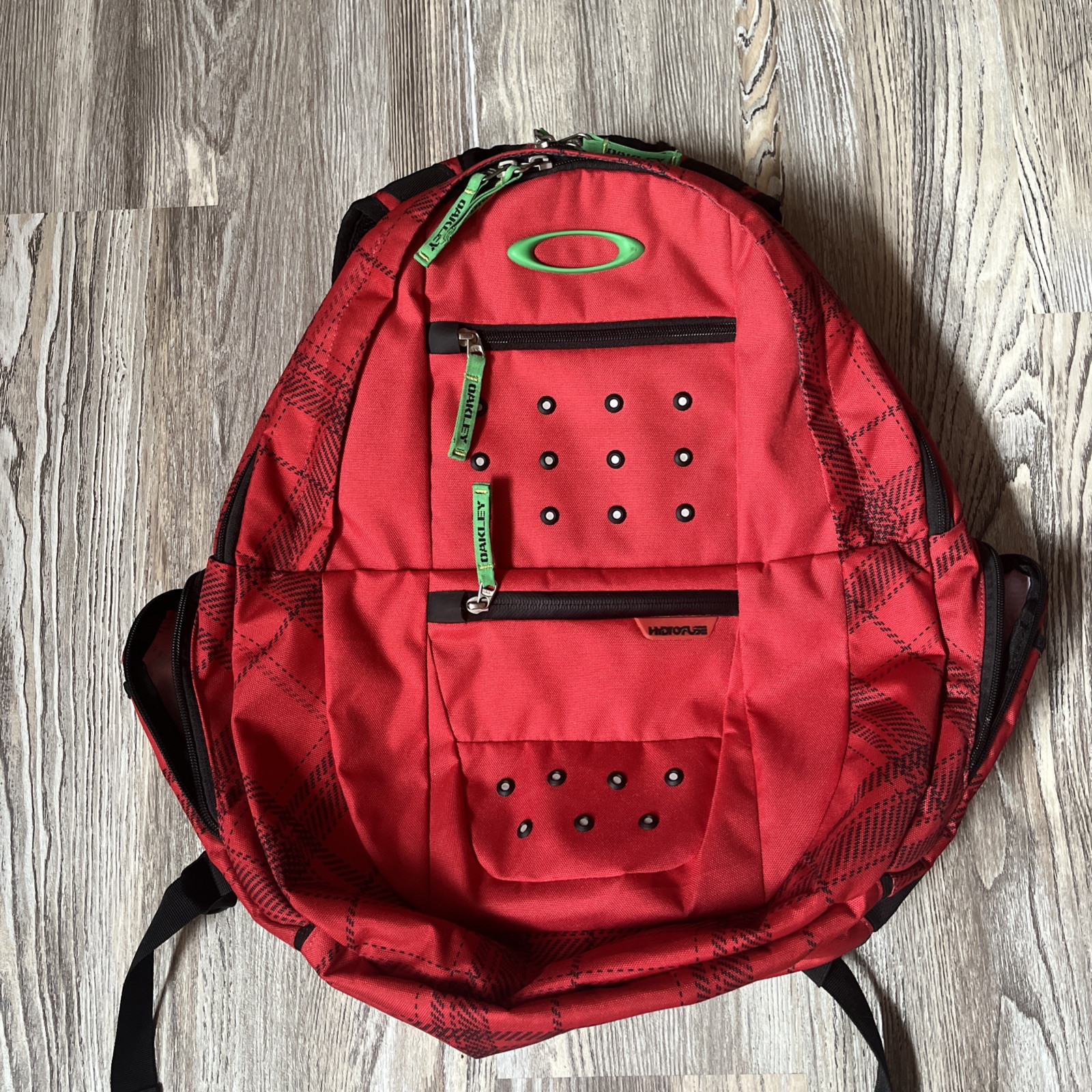 OAKLEY ARSENAL HYDROFUSE BLACK, RED GREEN CANVAS SCHOOL TRAVEL