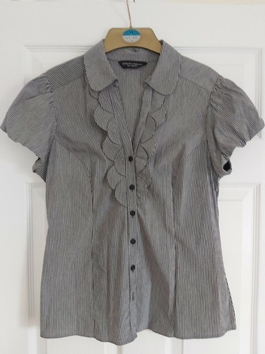 Ladies Dorothy Perkins Grey And White Pin Striped Short Sleeved Blouse Size 14