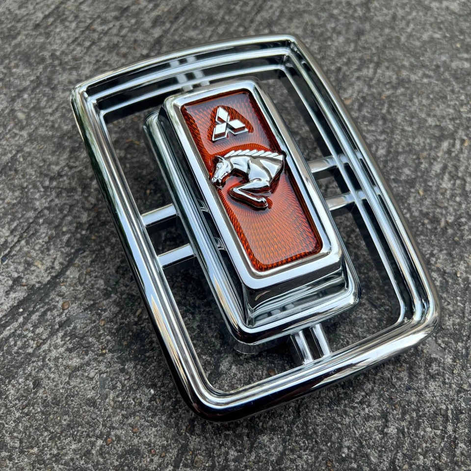 MITSUBISHI COLT GALANT 2000 HARDTOP Emblem Front Grille Genuine Parts NOS JAPAN - Imagem 2 de 4