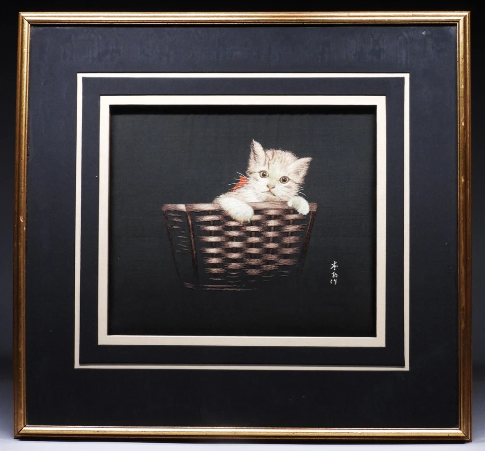 Bordado de seda japonés grande de gato gatito en canasta firmado enmarcado Foto 2 de 4