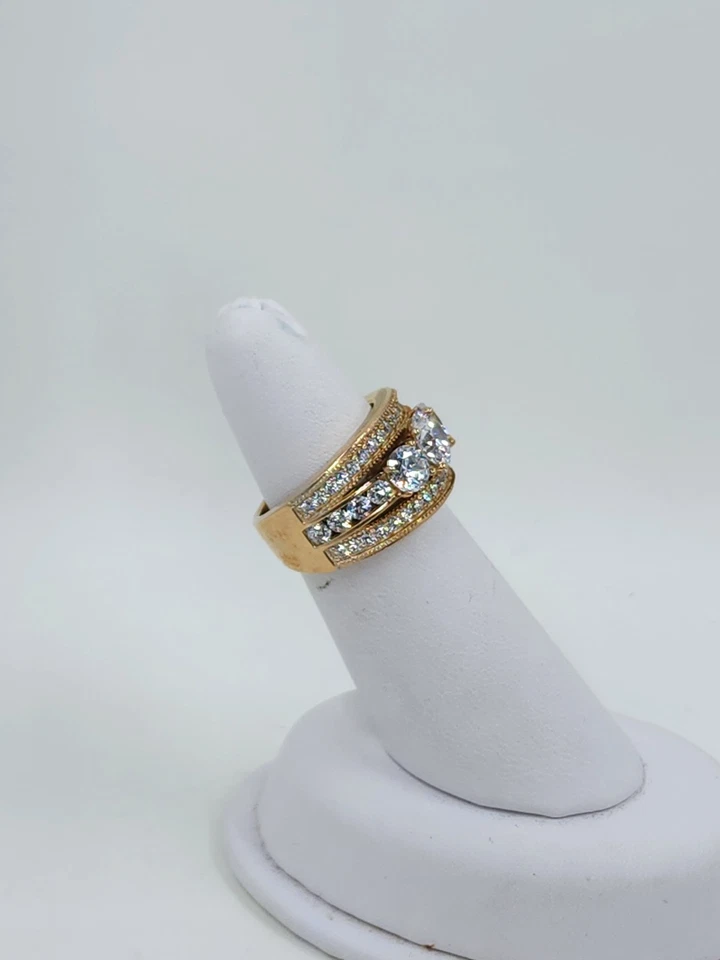 Anillo Diamonique de 3 piedras estilo circonita cúbica enchapado en oro rosa Foto 2 de 4