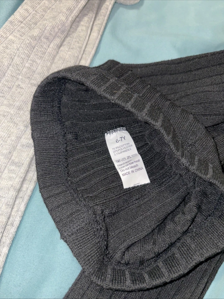 Medias gruesas para niñas talla 6-7. Paquete de dos. Uno negro y otro gris. Foto 2 de 3