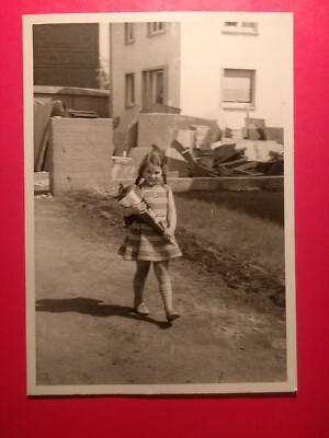 Altes Foto Mädchen Zöpfe Girl pigtails dress Strümpfe Schultüte school old Photo