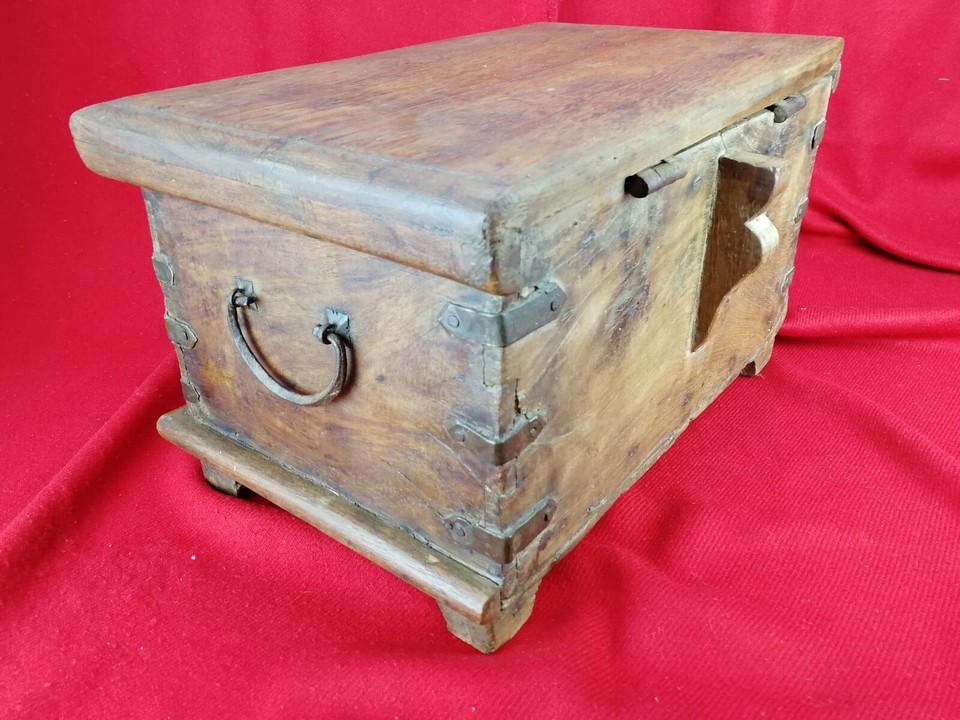 Ancien Coffre à Bijoux En Forme De Pétrin - En Bois Et Fer Forgé - Fabriqué En France, Occasion