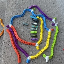 Lot of 9 Hex Bugs Nano Micro Pets Robotic Creatures w 9 walls 8 connectors