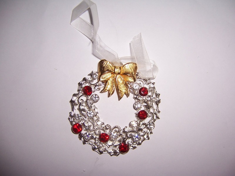 Beautiful Lunt Ornate Christmas Wreath Ornament/Red Stones