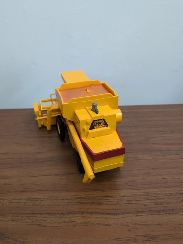 1/32 New Holland TR85 Combine Harvester Tractor #9575 by Britains - Picture 4 of 4