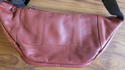 Gorgeous Leather Waist Bag With Penguin Motiff - Picture 4 of 6