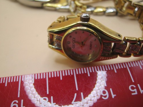 Vintage Authentic Working Gucci Ladies Two Tone Watch With Pearl Numeral Markers - Picture 5 of 5