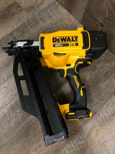 NEW Dewalt 20V MAX XR Brushless 21° Plastic Collated Framing Nailer DCN920 Open