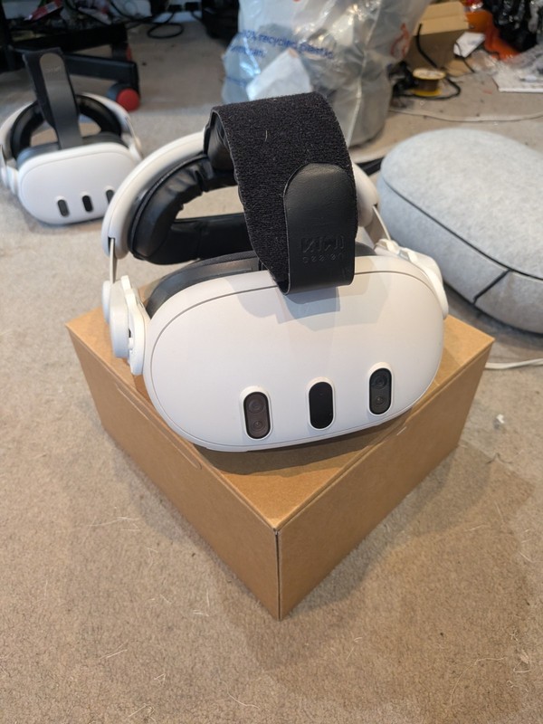 Meta Quest 3 128GB with Controllers and Kiwi Head Strap and boxed
