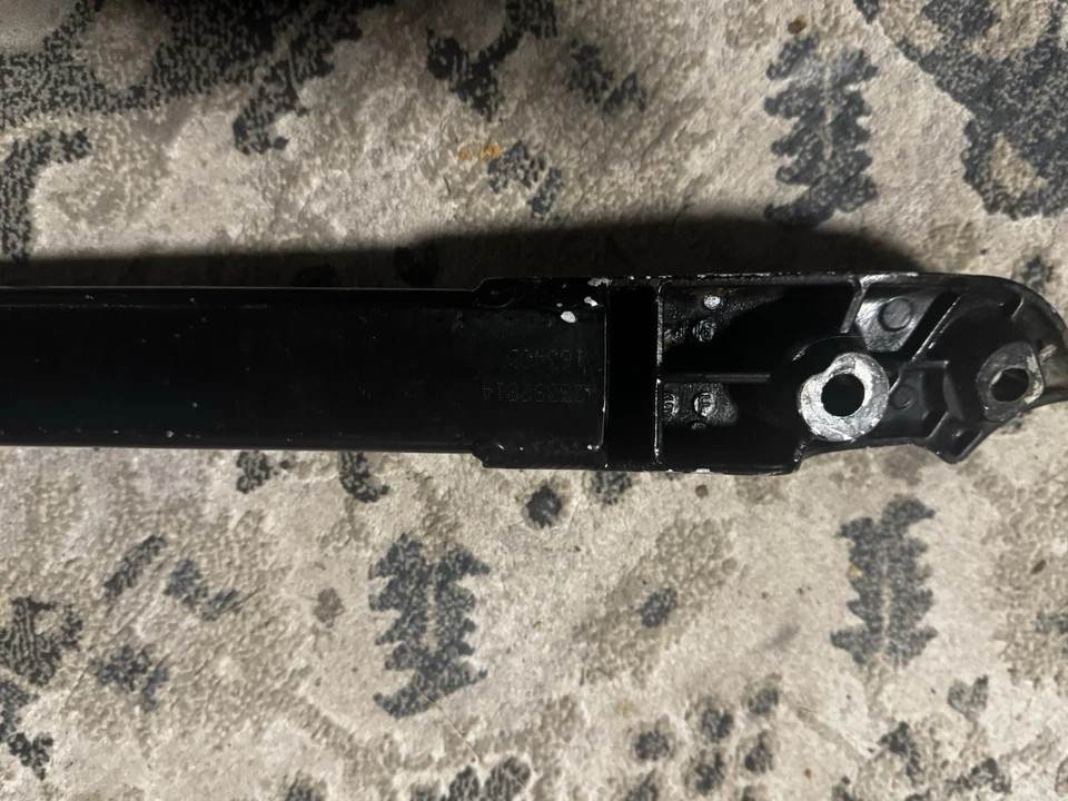 Chevrolet Camaro SS 2016-2024 6,2 L soporte de torre de puntal negro 84247228 OEM GM Foto 4 de 4