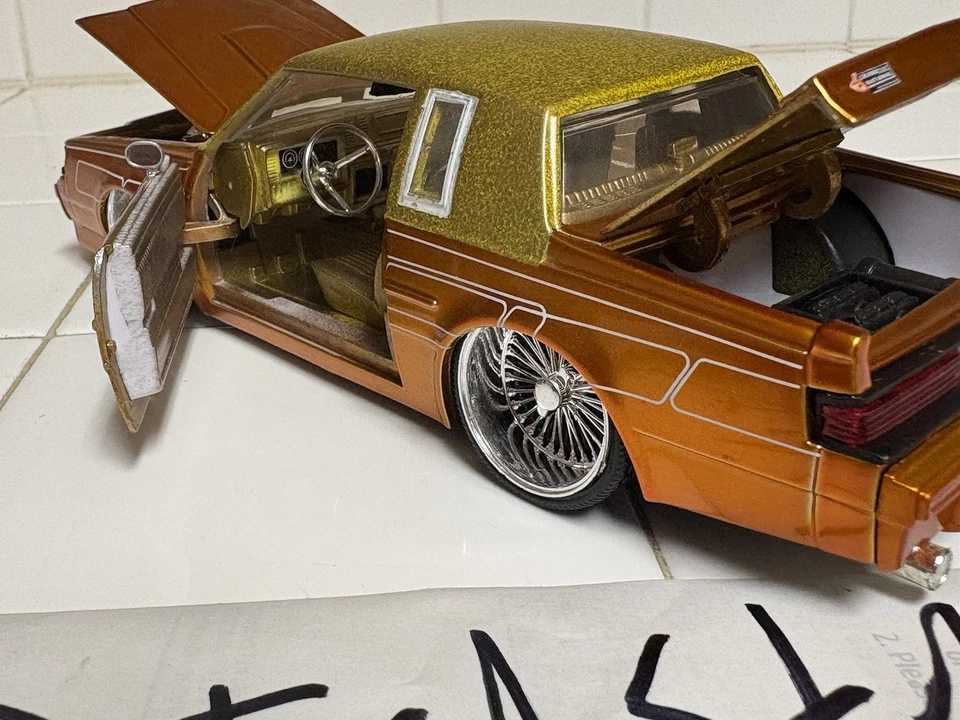 Jada 1/24 1987 Buick Grand National Custom Lowrider Leia Desc - Imagem 3 de 4
