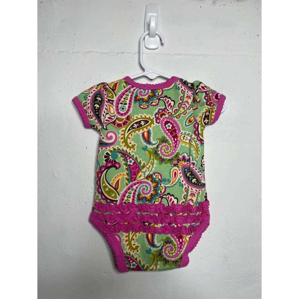 Vera Bradley 婴儿荷叶边紧身衣裤 Tutti Frutti 棉 3-6 个月粉色绿色 — 第 4/4 张图片