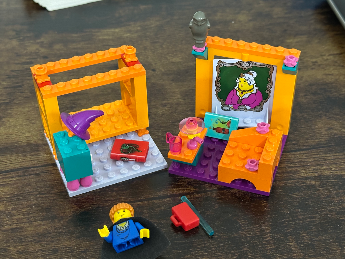 LEGO Harry Potter: Gryffindor House (4722) parts missing - Main Image