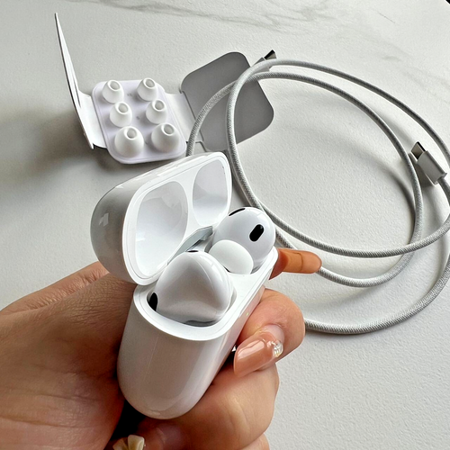 BRAND NEW-Apple AirPods Pro 2nd Generation With Active Noise Cancellation(ANC) - Photo 5 sur 7