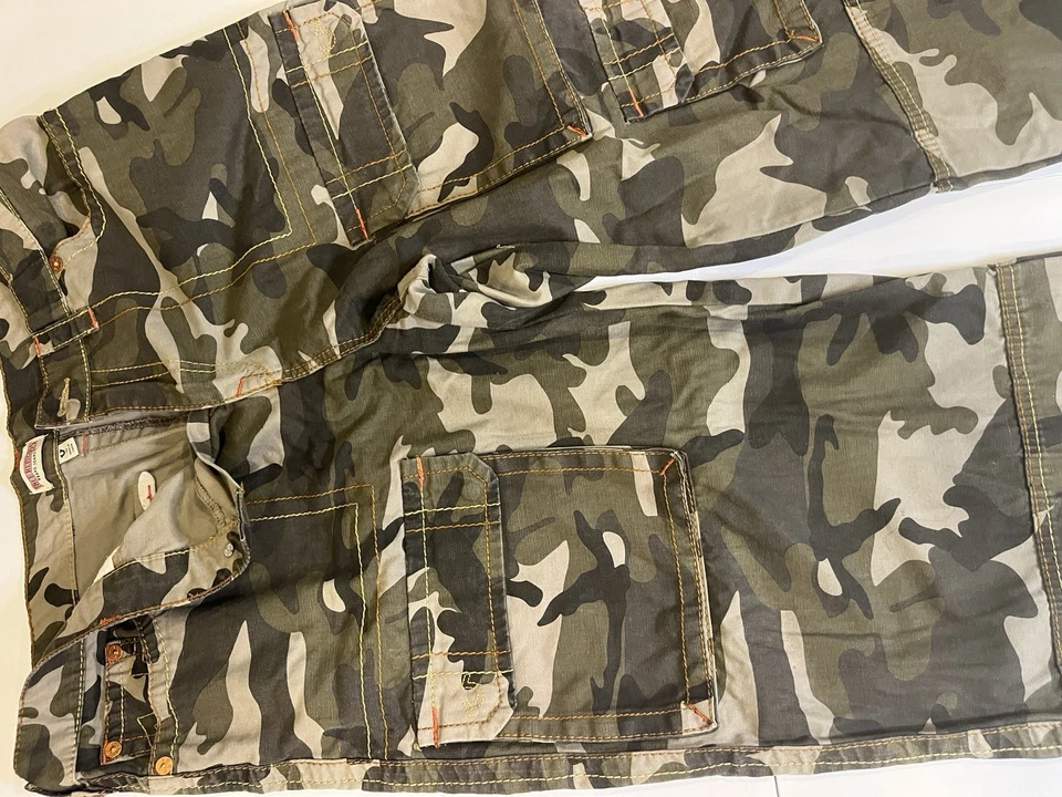 True Religion Camo Pants with Cinching Ankles Unisex Size 32 - Image 4 of 4