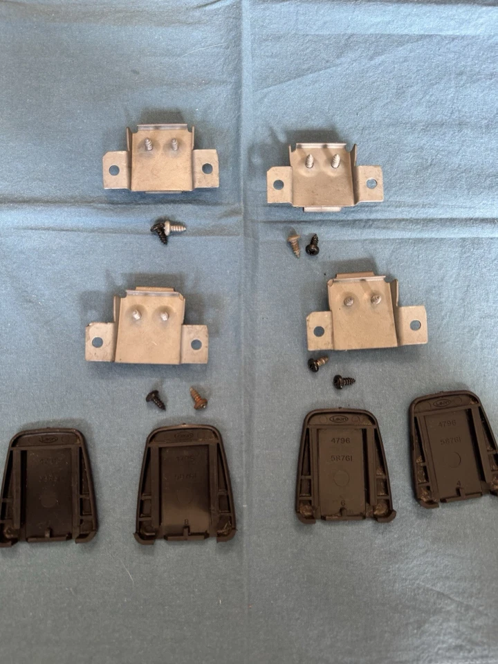 Solo Dodge Charger 1970 carrocería B interior healiner soporte cinturón seguridad plástico negro Foto 4 de 4