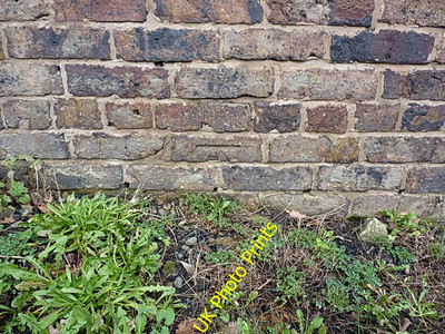 Foto 6x4 OS Benchmark - Broseley, Gebäude auf Coalport Rd at Folly Farm c2016
