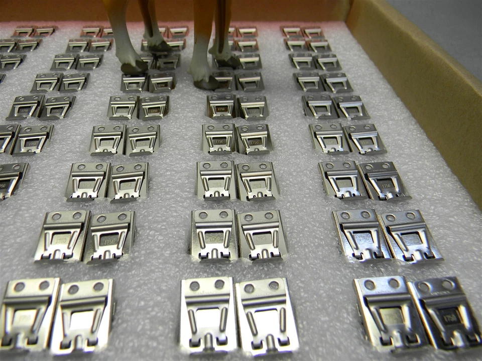 Amphenol LUSB-A111-00 Conectores USB 2.0 Bloqueables USB-A Caja de 120 Foto 2 de 4