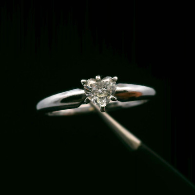 Platin 0,30ct herzförmiger Diamant Ring - Größe 6,75 - 3,64g