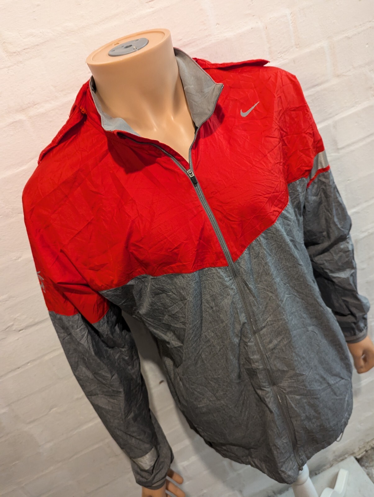 SACAI X NIKE Giacca da corsa Nike rossa grigia cappuccio rimovibile foderata Dri Fit ottime condizioni