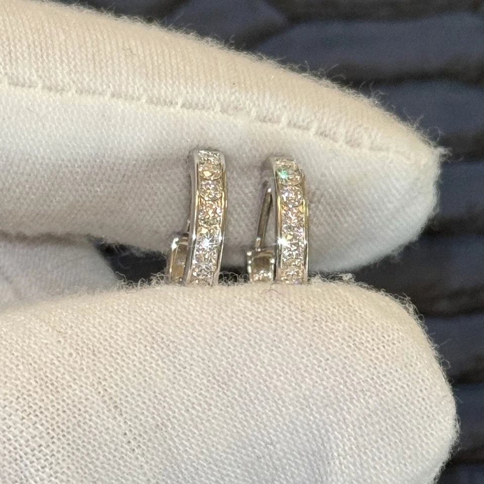 Pendientes de aro pequeños de moissanita VVS1 Huggies - plata 925 u oro de 14K - unisex Foto 4 de 4