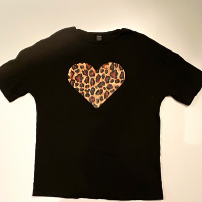 SHEIN Women s Black Leopard Heart Graphic Print Crew Neck T-Shirt Size S Regular