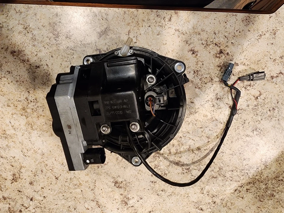 2009-12 vw passat cc trunk emblem lock latch opener handle camera 5K0827469AP - Image 3 of 3