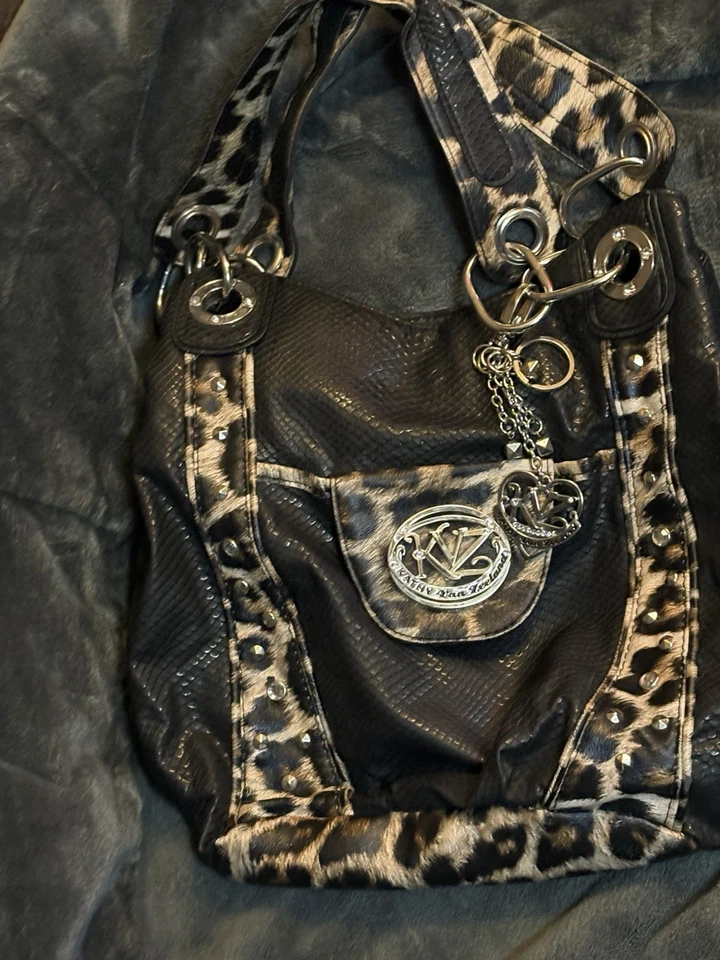 Cartera mediana negra con estampado de leopardo Foto 3 de 4