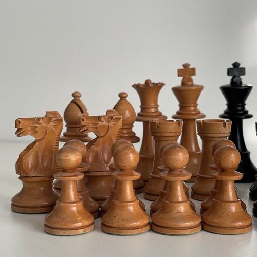 Vtg Staunton Chess Set Boxwood/Ebonized Hand Carved Knights Original Box France - Picture 2 of 19