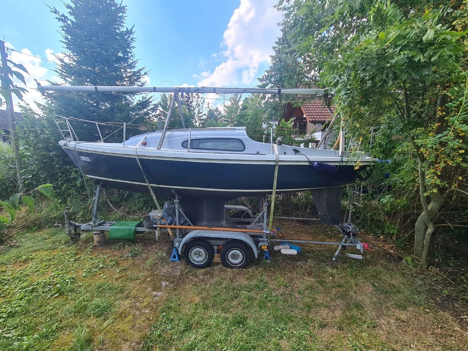 Sunbeam S22 Kielsegelboot mit Trailer und Aussenbordmotor