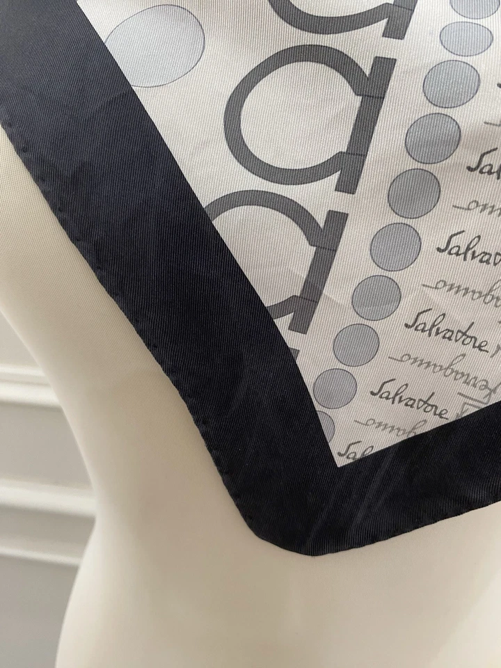 S51#Ferragamo Bufanda de Seda Monograma Estampado Gancini Gris Negro Blanco Foto 4 de 4