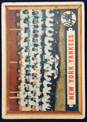1957 Topps #97 New York Yankees CREASE Mickey Mantle Yogi Berra