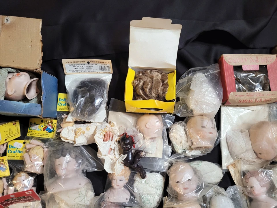 Gran Lote Muñeca Vintage Bisque Porcelana Cabezas, Partes del Cuerpo y algunas Pelucas Foto 4 de 4