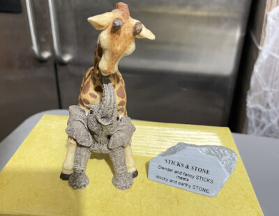 THE HERD ''STICKS & STONE'' GIRAFFE & ELEPHANT FIGURINE 3302 BY MARTHA CAREY