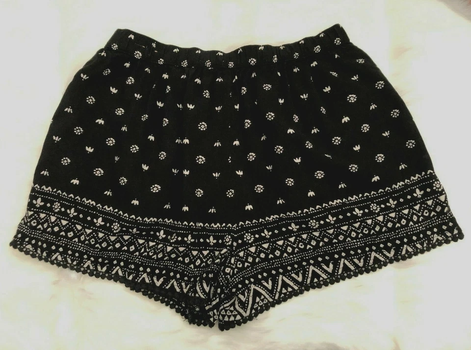 Pantalones cortos florales de tiro alto Hollister para mujer talla pequeña blanco y negro Foto 3 de 3