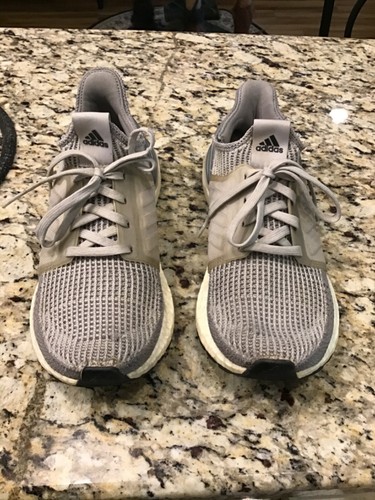 Scarpe da corsa Adidas donna UltraBoost 19 grigio bianco sneakers EF8847 taglia 7,5 US - Foto 2 di 9
