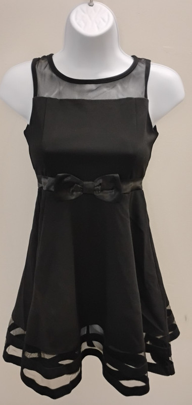 Women's Sleeveless Party Dress Fit and Flare Silhouette Round Neck Black Size 10