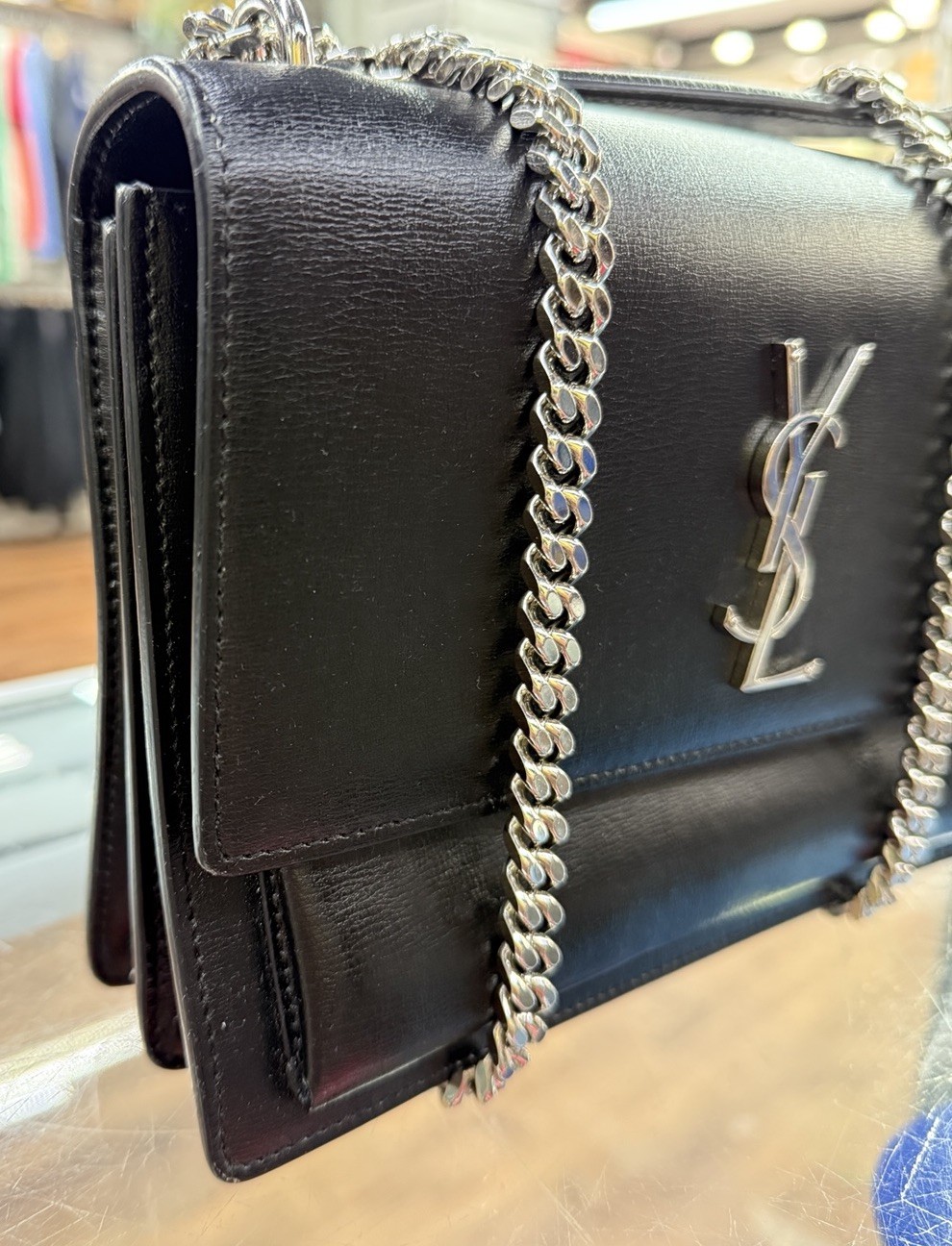 Borsa a tracolla Yves Saint Laurent in pelle nera media al tramonto