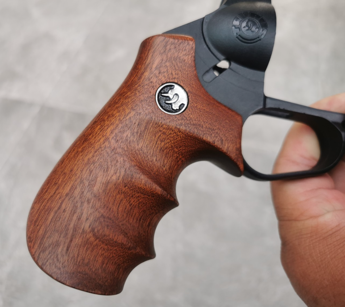 WOOD GRIPS FOR TAURUS JUDGE PUBLIC DEFENDER POLY(FIT POLYMER FRAME