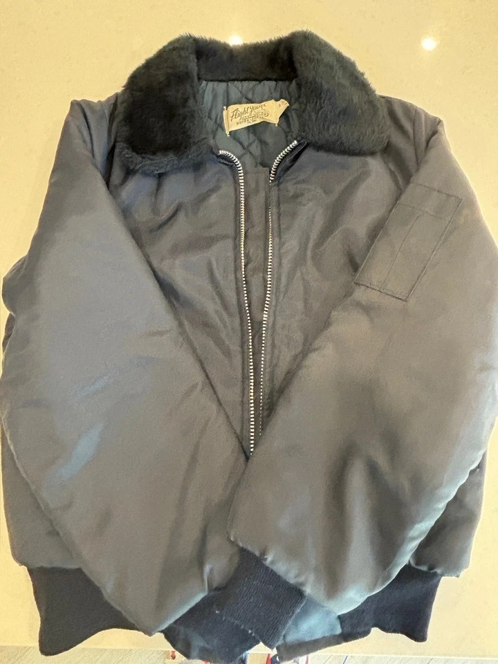 Chaqueta de bombardero vintage Pilot Nyl-Flite para hombre pequeña azul marino aislada cuello de terciopelo Foto 3 de 4