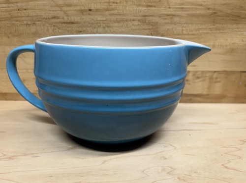 Tazón de batería de gres Le Crueset con caño 2 cuartos de galón - Imagen 2 de 4