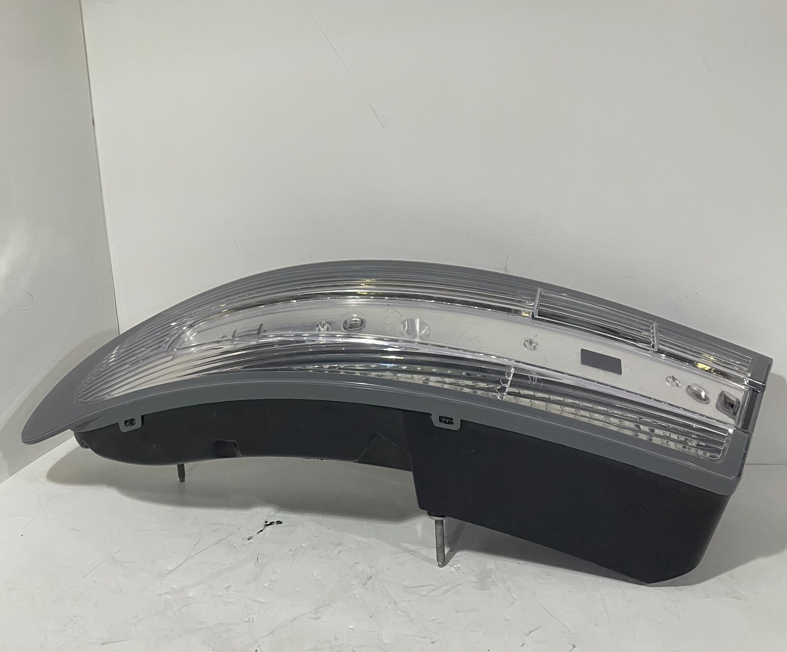 2005-2016 ASTON MARTIN DB9 RIGHT PASSENGER SIDE TAIL LIGHT GRAY 8D3313404-AJ OEM