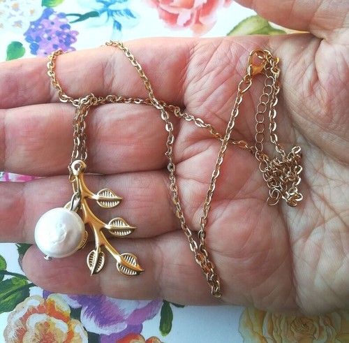 COLLANA SOTTILE CON CIONDOLO PERLA D'ACQUA DOLCE E RAMO FIORITO PLACCATA ORO 23K - Foto 3 di 9