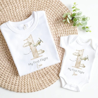 Personalisierte beige Planes My First Flight Baby Weste/T-Shirt