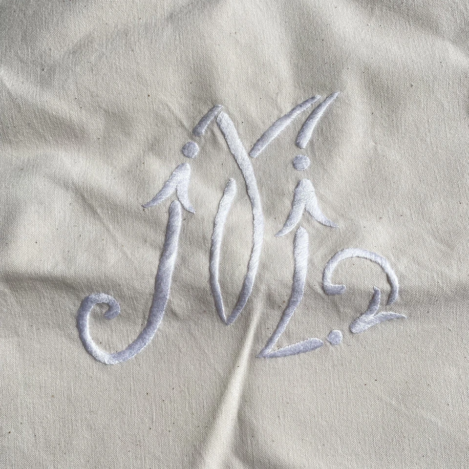 Le Blanc NUEVA Funda de Almohada Bordada Hecha a Mano Inicial M Borlas Crema 16"x16" Foto 2 de 4