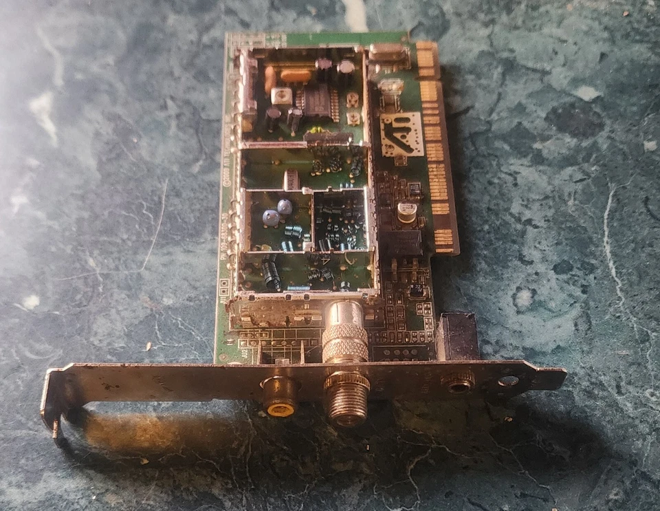 Tarjeta sintonizadora de TV ATI Technologies PCI con salida de TV y soporte para gafas 3D Foto 2 de 3