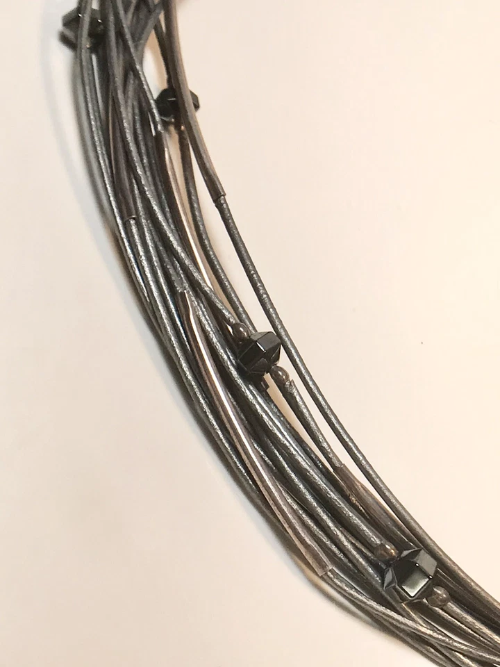 COLLAR SILPADA N2146 ESTERLINA 925 HEMATITA VIDRIO Y CUERO CORDÓN GRIS 17” (48) Foto 4 de 4