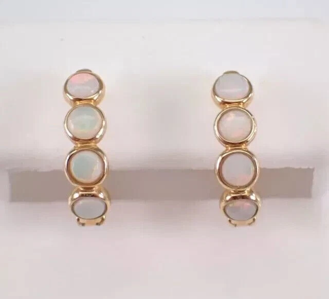 Pendientes de aro de plata 925 con ópalo de fuego simulado de corte redondo enchapados en oro amarillo de 14 k Foto 2 de 4